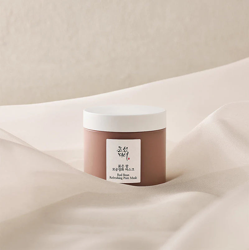 Anwendung der Beauty of Joseon Red Bean Refreshing Pore Mask – gleichmäßiges Auftragen für geklärte und erfrischte Haut.