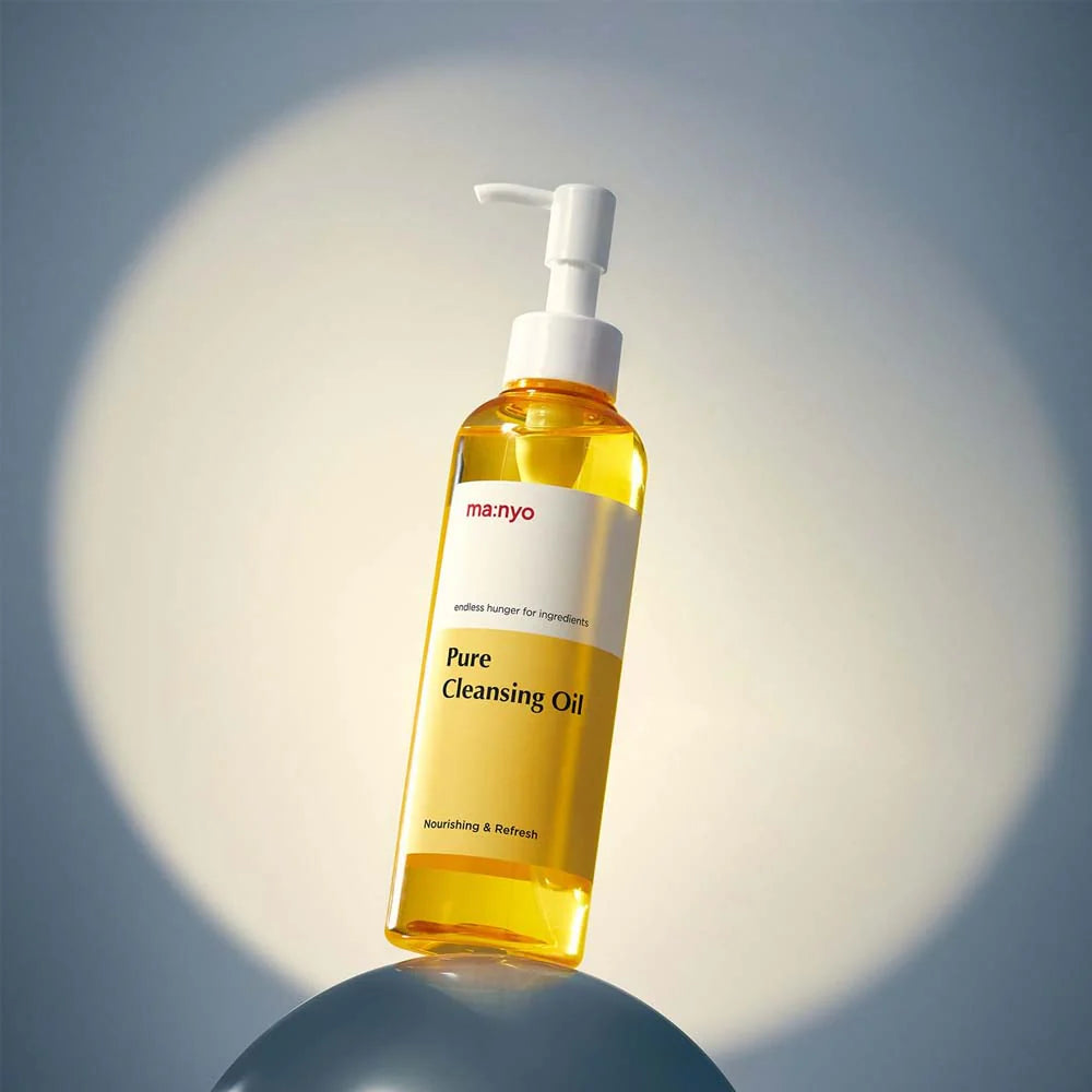 Leichte Textur des ma:nyo Pure Cleansing Oils – ideal für Make-up-Entfernung und tägliche Reinigung.